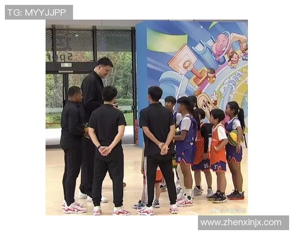 姚明偶遇路人展现亲和力与篮球巨星的温暖瞬间